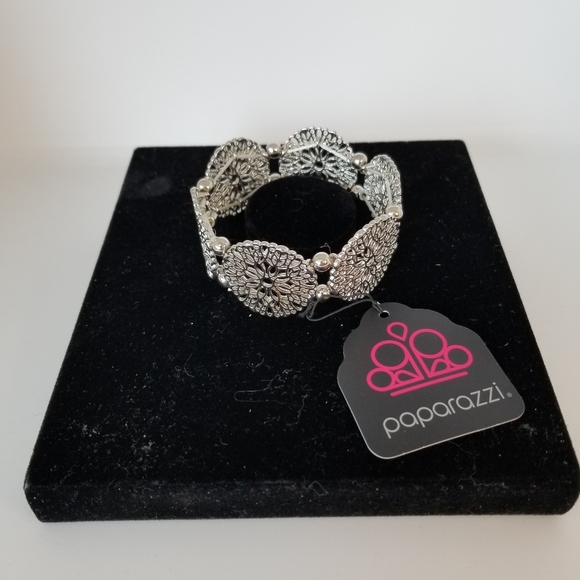 Paparazzi Silver Colored Stretch Braceley